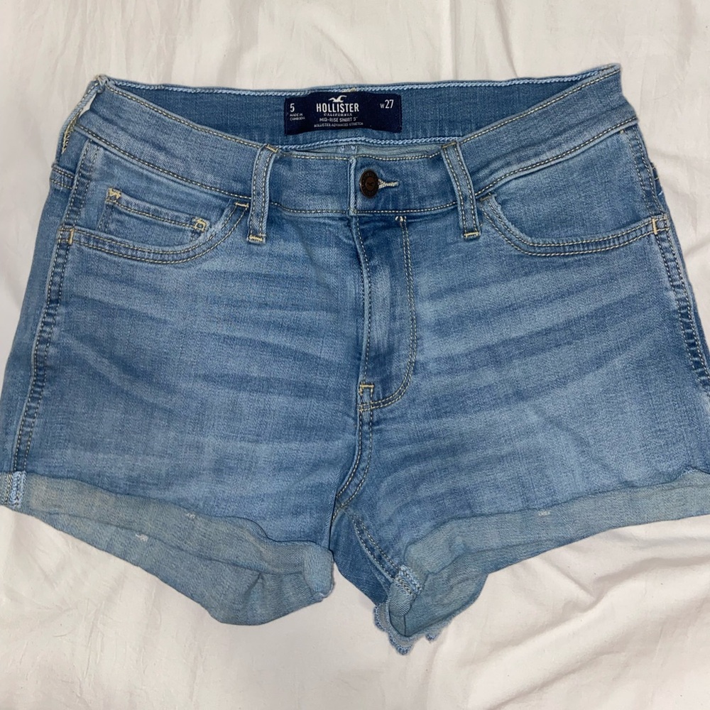 Hollister Mid-Rise Jean Shorts in Medium Wash W27 / Size 5